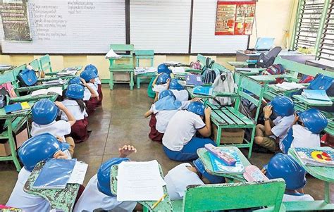 Philippines holds simultaneous earthquake drills .